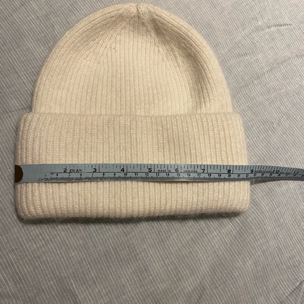 White toque - all natural fibre - soft mohair or angora EUC